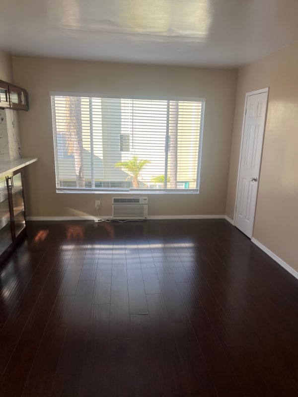 Building Photo - 1900 Grace Ave