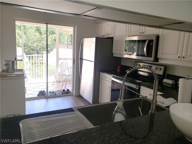 Foto del edificio - 2448 Hidden Lake Dr