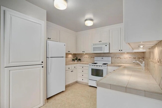 Building Photo - "Charming 3-Bed, 2-Bath Oasis in Capitola's Prime Park Ave Location"