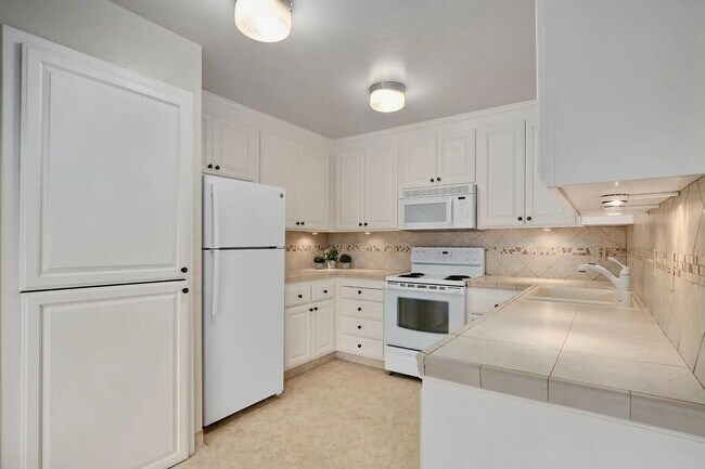 Foto del edificio - "Charming 3-Bed, 2-Bath Oasis in Capitola's Prime Park Ave Location"