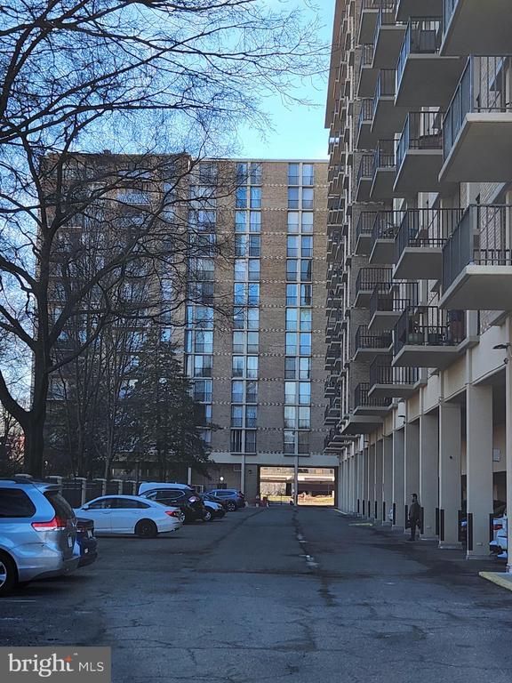 Building Photo - 4600 S Four Mile Run Dr