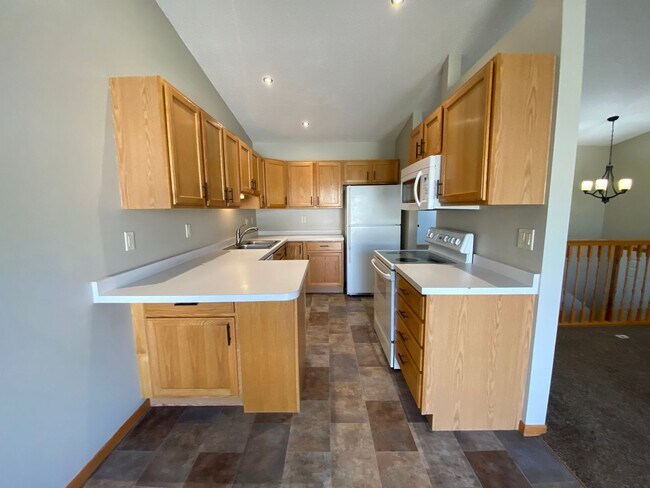 Building Photo - 3 Bedroom Townhome in South Fargo!!