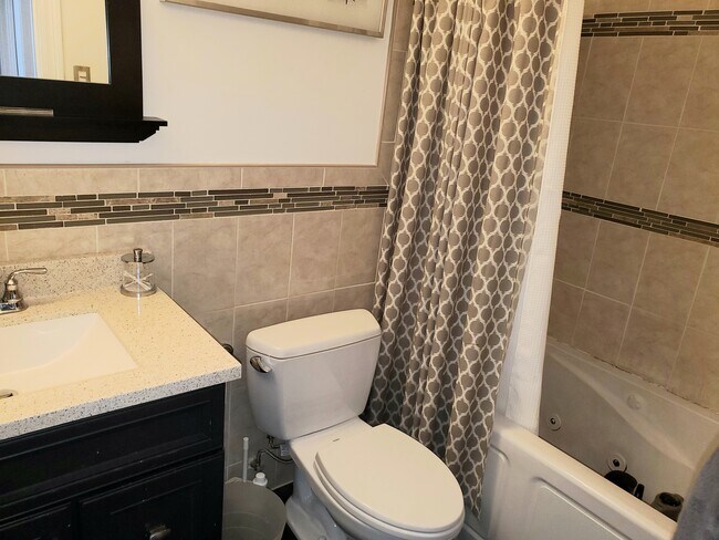 Building Photo - 200 Shearwater Ct E