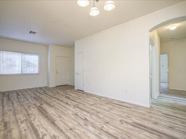Foto del edificio - 4 bedroom 2 bath