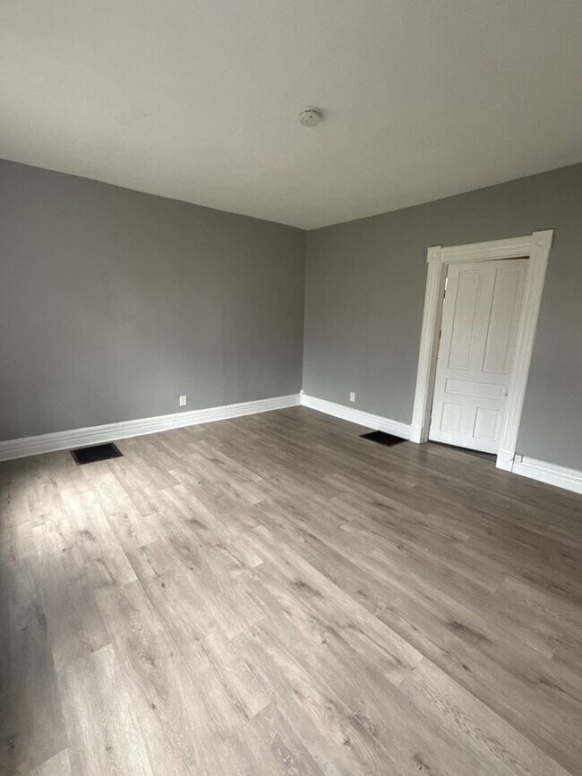 Building Photo - 26 E Main St