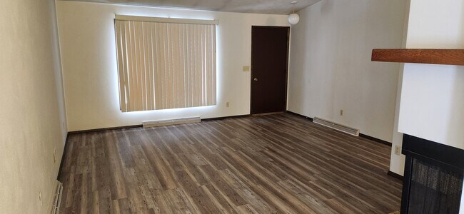Vaulted ceiling living room with fireplace - 202 Crab Apple Ct
