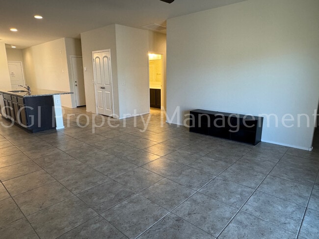Building Photo - 1144 E Tyler Ln