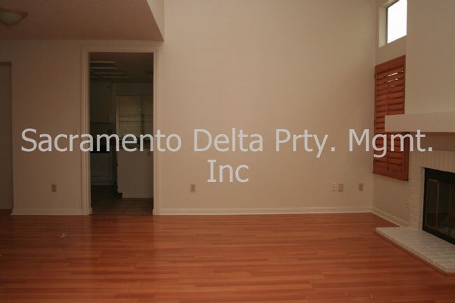 Building Photo - Adorable 3 Bedroom 2.5 Bath Home