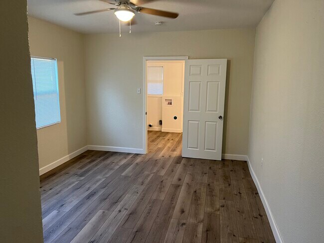Building Photo - 533 Hilborn St