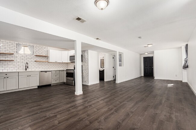 Building Photo - Stunning 1-bedroom, 1-bathroom garden leve...