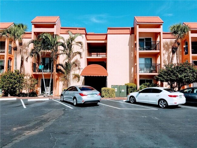 Foto del edificio - 8921 Blind Pass Rd
