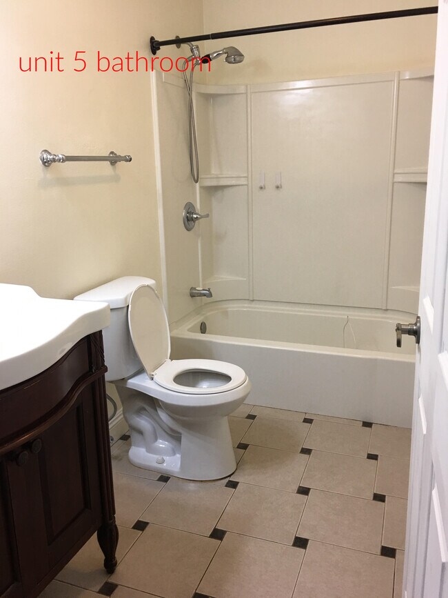 Building Photo - 5501 E Mayflower Ln
