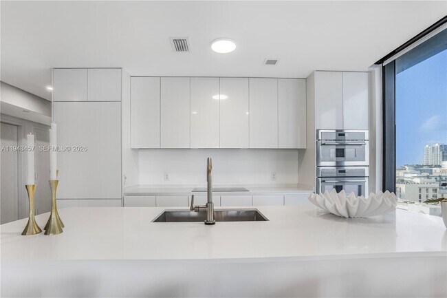 Building Photo - 700 NE 24th St