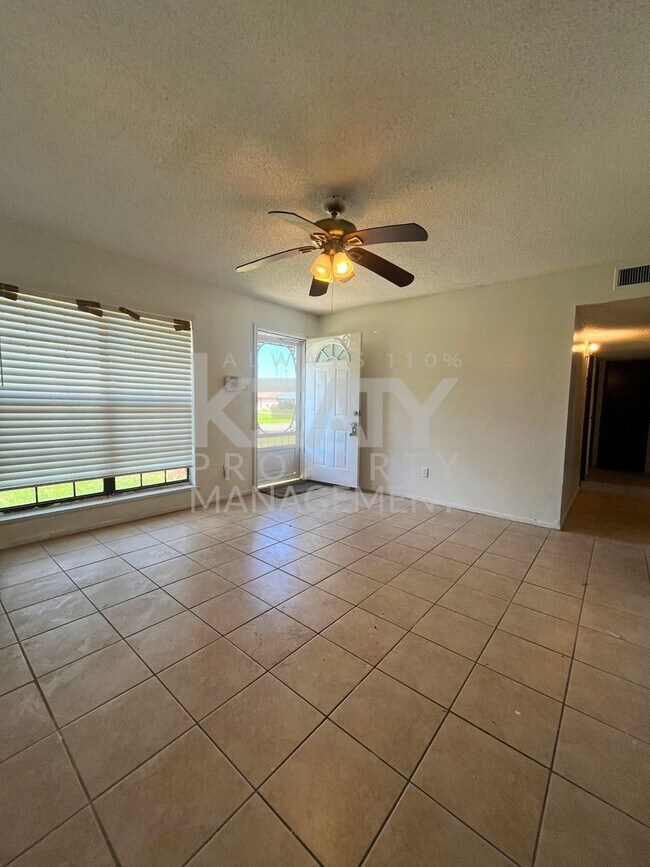 Building Photo - 3 bedroom, 2 bathroom home NOW available!