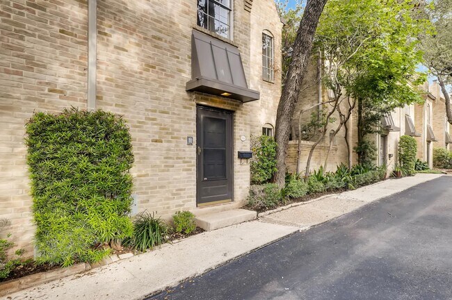 Building Photo - 5411 N New Braunfels Ave