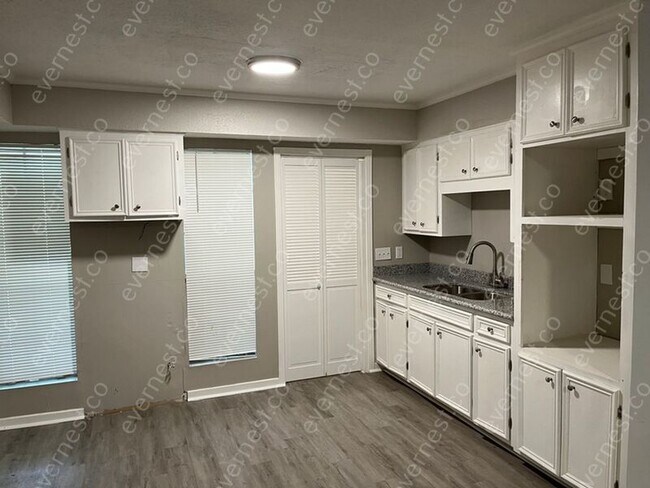 Building Photo - 921 Pine Lake Dr