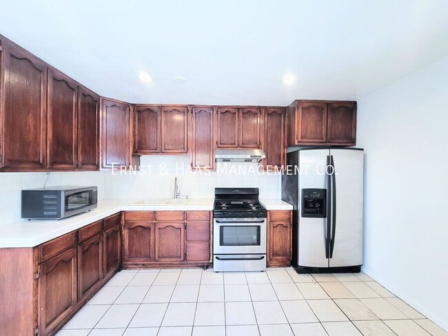 Foto del edificio - 14913 Mansel Ave