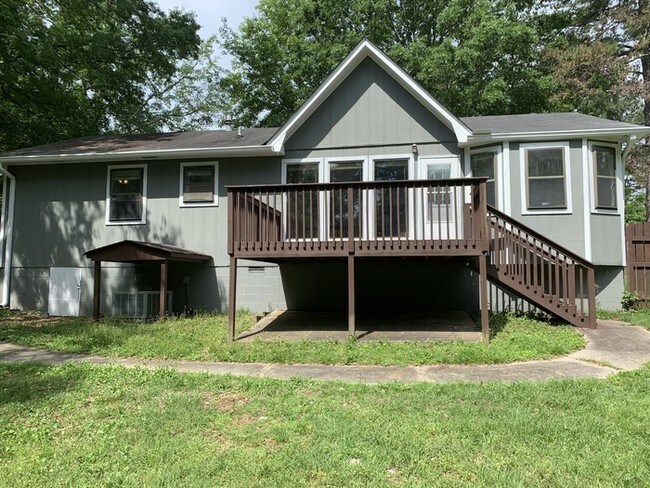 Building Photo - Updated 3 Bedroom 2 Bath Ranch