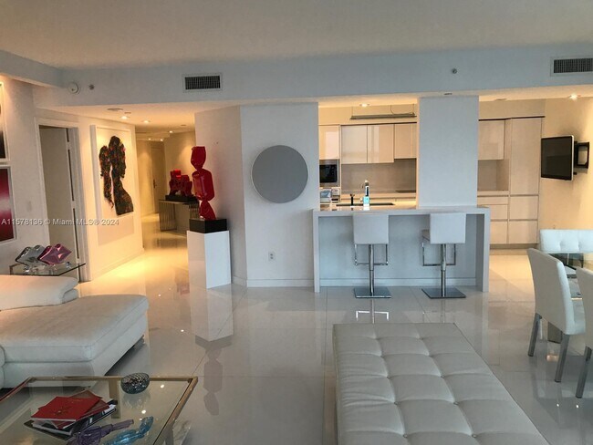 Building Photo - 1331 Brickell Bay Dr