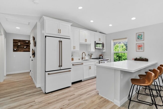 Building Photo - Fully Furnished 3 Bedroom 2 Bathroom Home ...
