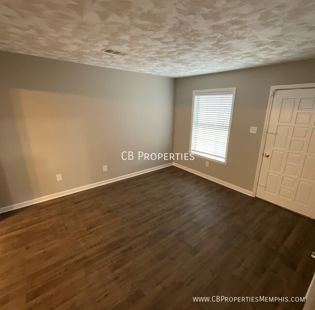 Building Photo - 1 Month Free Rent!