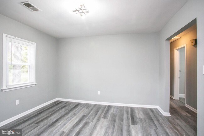 Building Photo - 1760 N Wales Rd