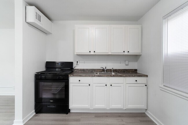 Foto del edificio - Coming this February: 1BR Townhouse in Midland, PA!!