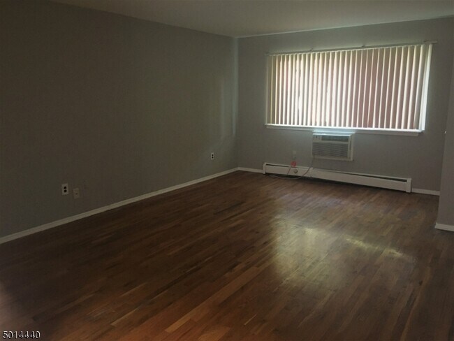 Foto del edificio - 180 Littleton Rd E