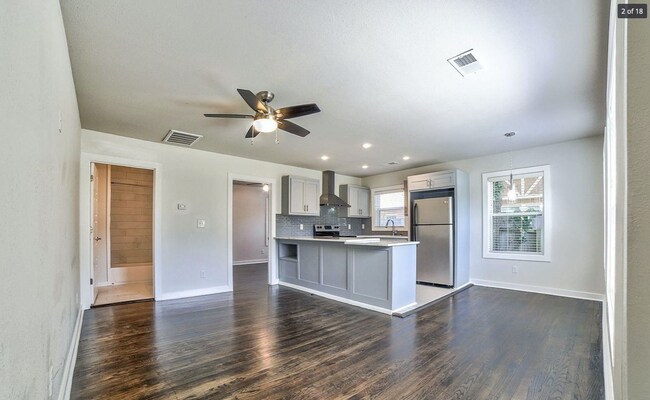 Foto del edificio - 3315 E 8th St