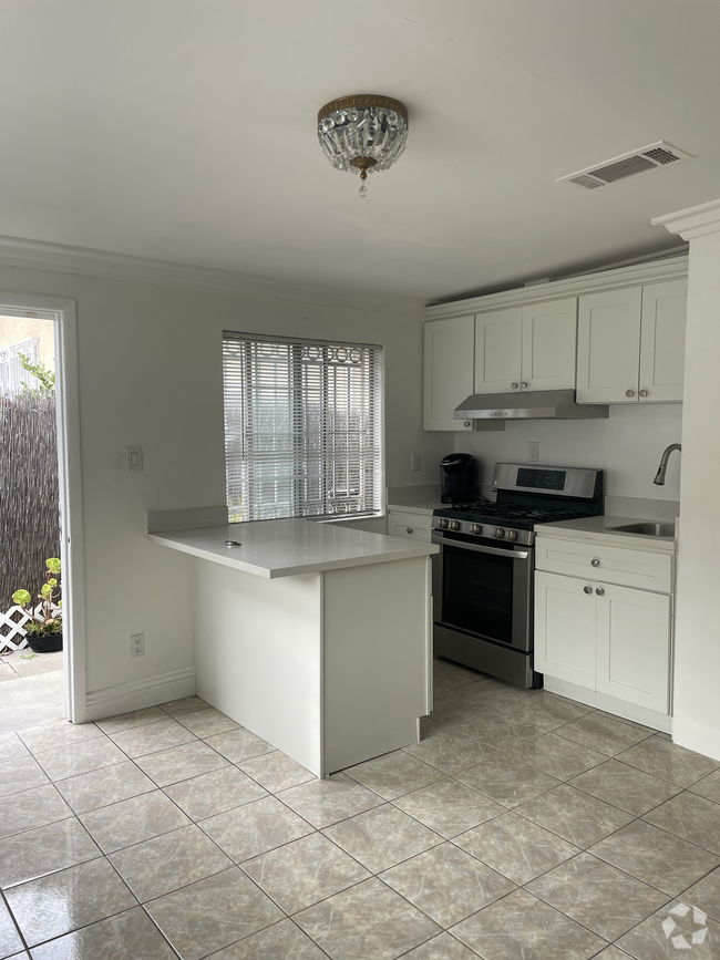Building Photo - 530 N Wilton Pl