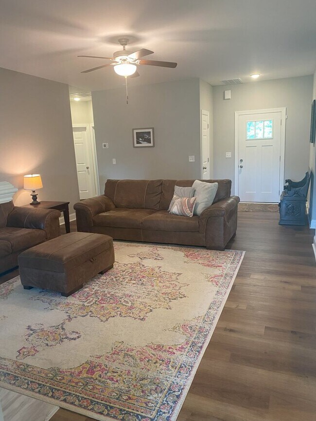 Building Photo - 3 Bed/3 Bath with 2 Bonus Rooms!!!