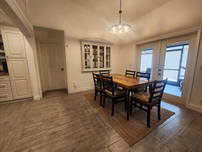 Foto del edificio - 250 E Riverbend Dr