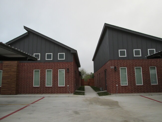 Building Photo - 1005 Hidden Hills St