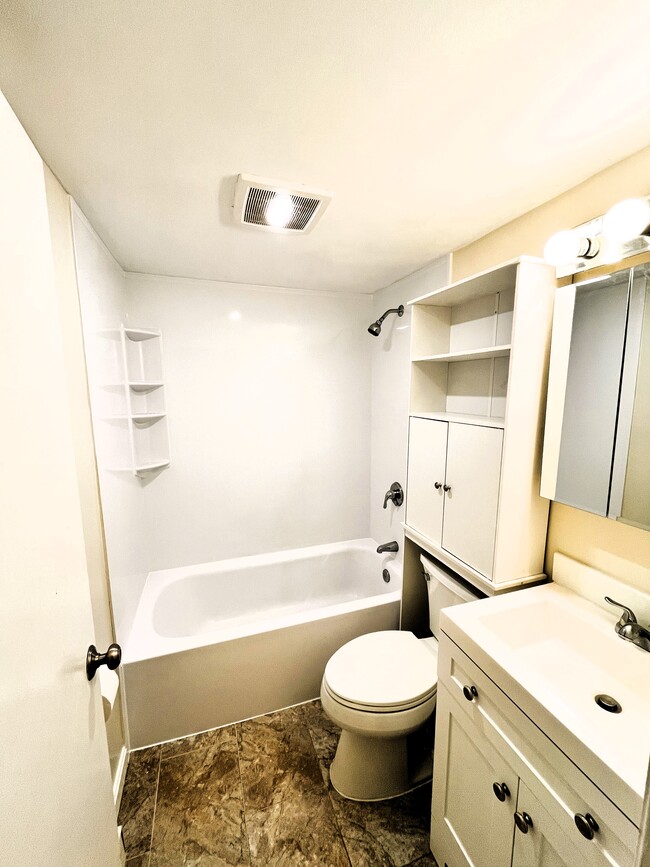 Building Photo - 870 Haverhill St