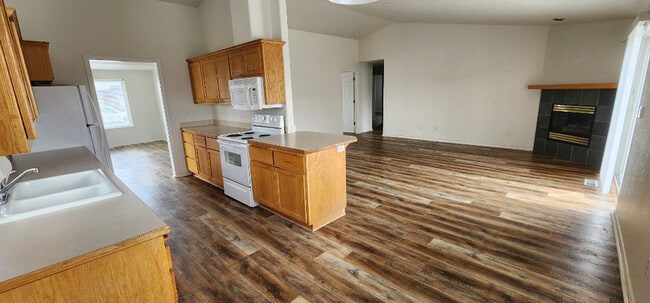 Building Photo - 735 NE Negus Pl