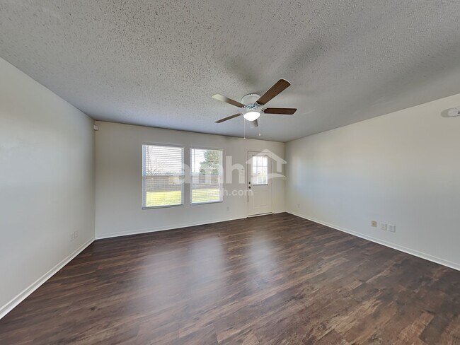 Foto del edificio - 527 Bourneside Dr