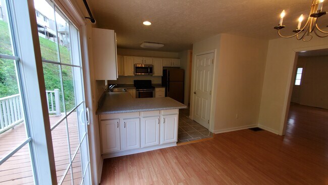 Building Photo - 242 Donna Ave