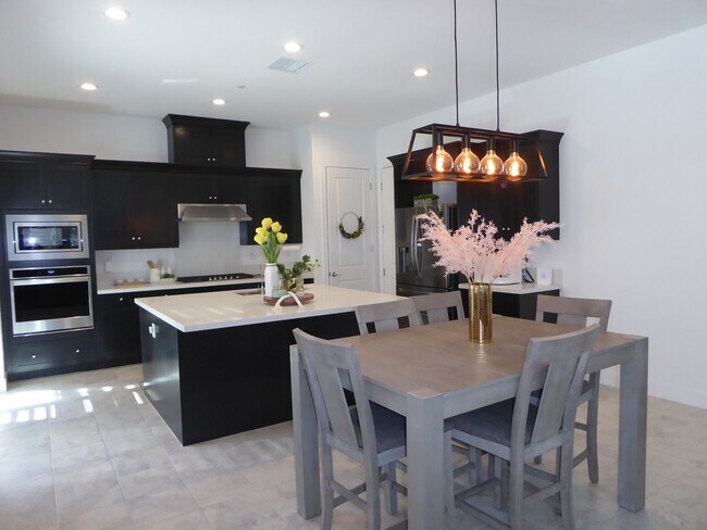 Foto del edificio - COMING SOON! 5 Bedroom Home for Rent in Sa...