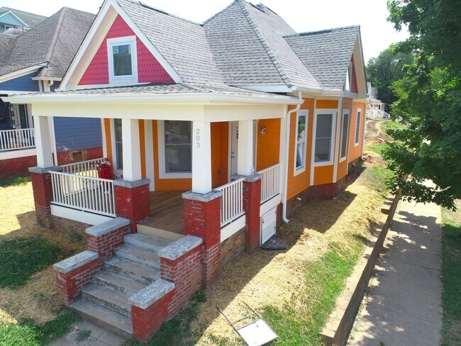 Building Photo - 203 16th St