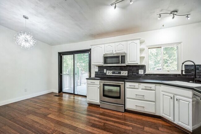 Foto del edificio - 12100 Silver Maple Dr