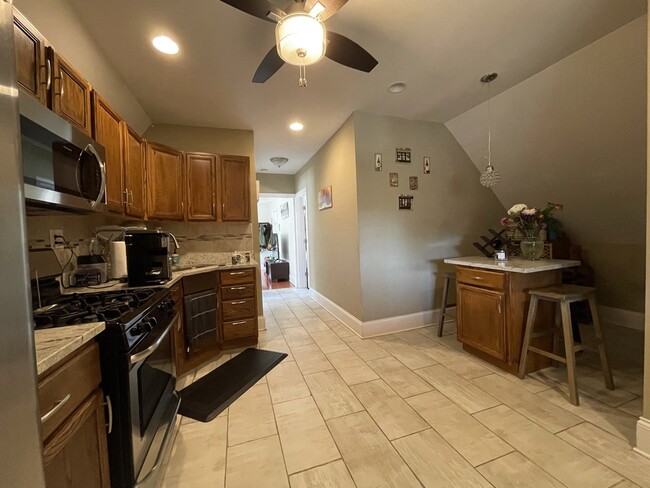 Building Photo - 2439 N Avers Ave