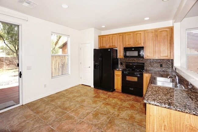 Building Photo - Tucson Oasis: 3-Bed, 2-Bath Home with Spacious Private Yard & Patio