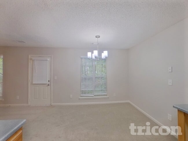 Building Photo - 7913 Four Oaks Ct