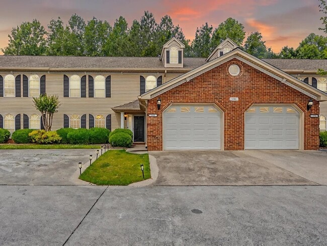 Building Photo - 1701 W Oak Dr