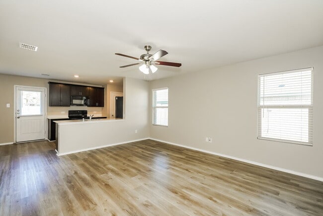 Building Photo - 1153 Skyline Dr