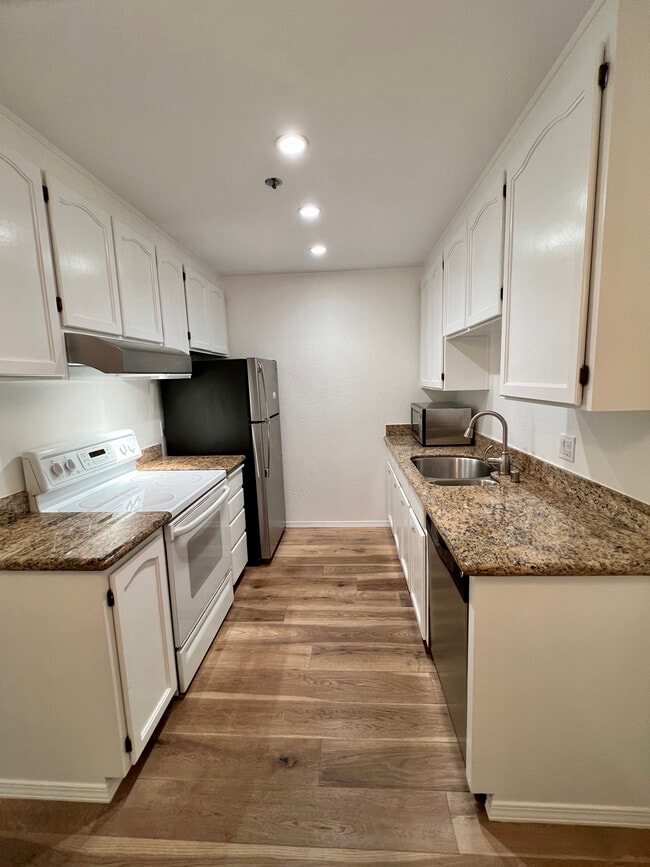 Kitchen - 1700 Gough St