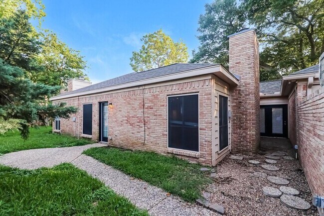 Building Photo - 2951 Lakeview Dr