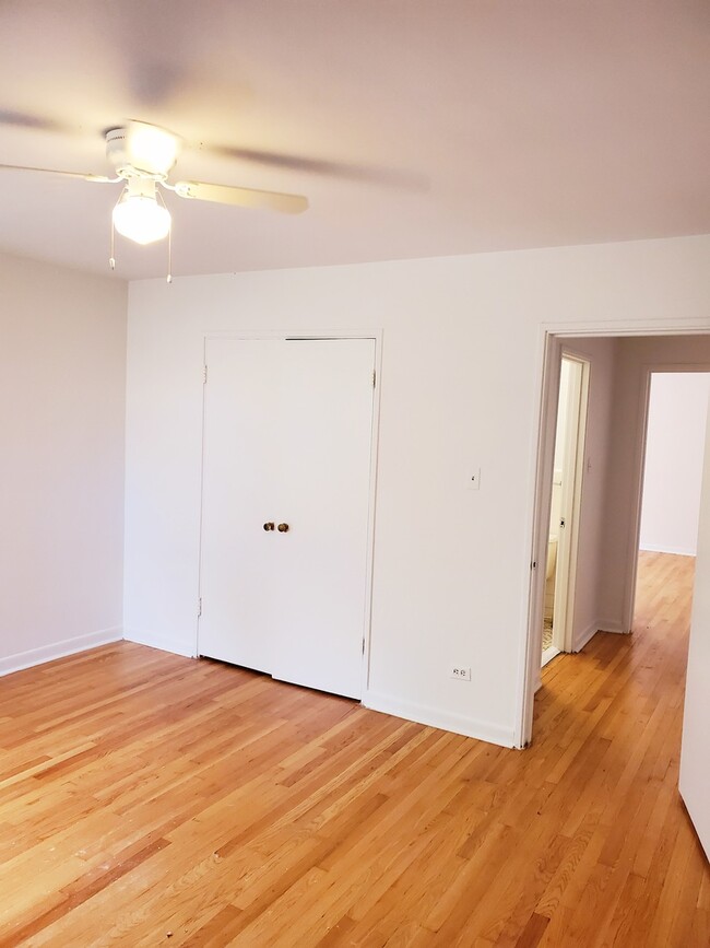 Building Photo - 6116 N Damen Ave