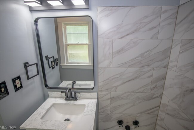 Foto del edificio - 1215 E 113th St