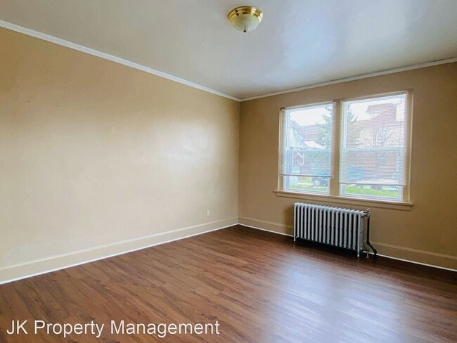 Building Photo - 112 6th St N